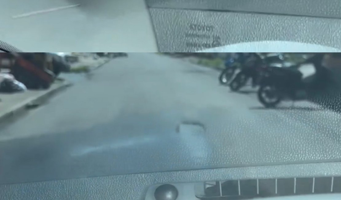 População reclama de vazamentos de água em via pública, em Arapiraca