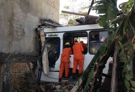 Quatro vítimas do acidente com ônibus escolar de Rio Largo recebem alta do HGE