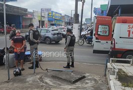 Motorista faz conversão proibida e atinge dois motociclistas no bairro Ouro Preto