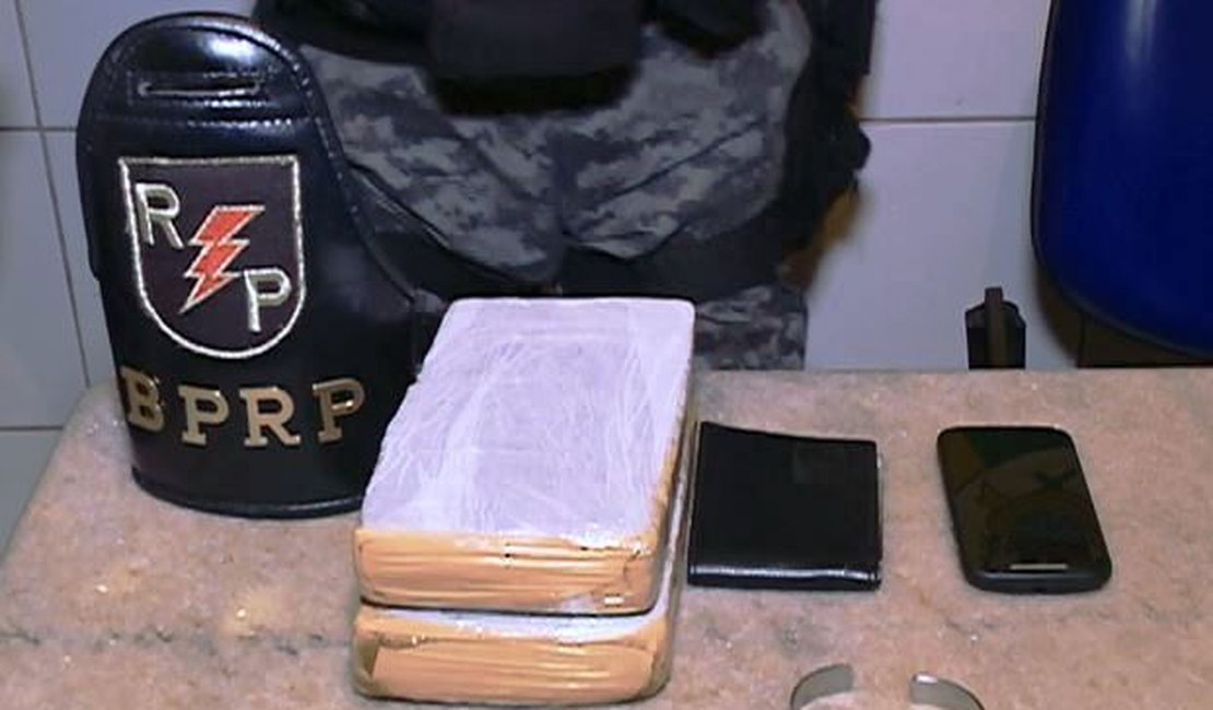 Homem é flagrado com dois tabletes de maconha em estacionamento de hipermercado