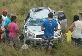 Veículo capota na AL 110 e deixa cinco pessoas feridas em Coité