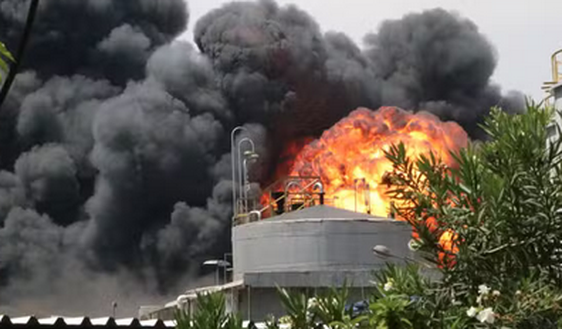 Bombeiros atuam há mais de 24h no combate a focos de incêndio que atingem fábrica de óleo no RJ