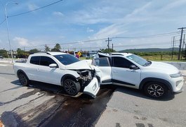 Colisão entre dois carros deixa motorista ferido na AL-101