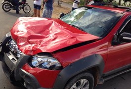 Homem fica ferido após acidente entre carro e moto em Arapiraca