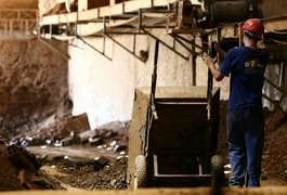 Força-tarefa interdita fábrica de cerâmica e apreende 830 quilos de queijo em laticínio