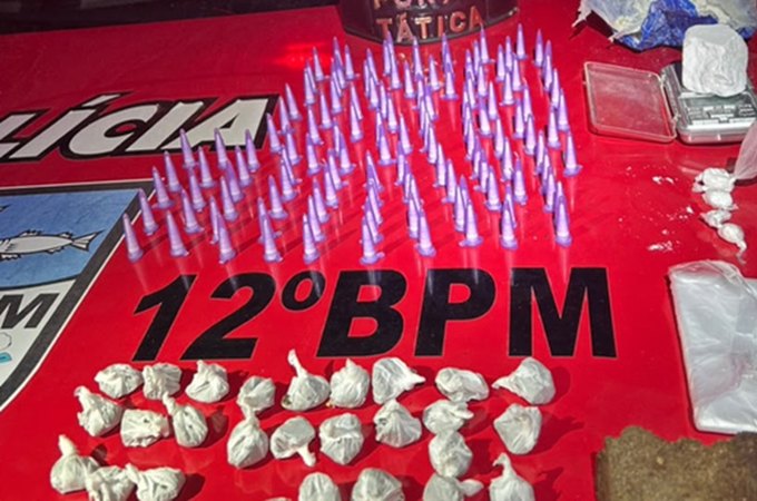 Força Tática do 12° BPM prende dois homens por tráfico de drogas no Maceió 1