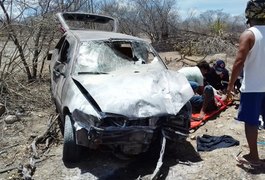 Dois homens ficam feridos após carro capotar na AL-225