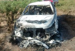 Veículo roubado em Craíbas é encontrado carbonizado em São Sebastião