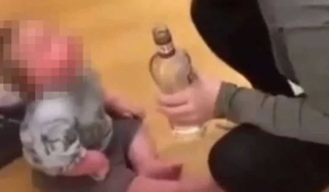 Pais dão vodka para bebê e são presos após divulgação de vídeo que gerou revolta