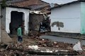 Após falhas no freio, caminhão de coleta de lixo colide contra muro de residência em Arapiraca