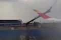 Avião se choca com caminhão de bombeiros durante batismo em voo inaugural