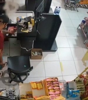 Vídeo. Imagens de câmeras de segurança podem ajudar a identificar assaltantes de supermercado