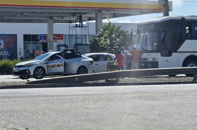 Colisão traseira envolve carro e ônibus na AL-220, em frente ao 3° BPM