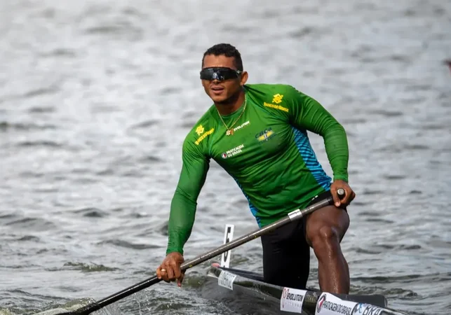 Isaquias Queiroz conquista ouro no Mundial de canoagem