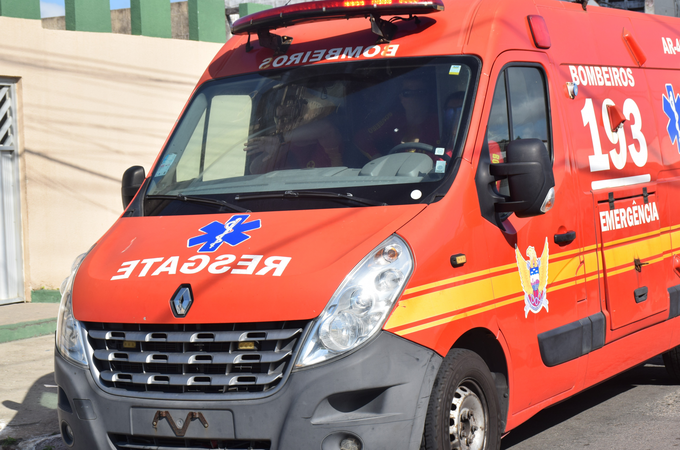 Corpo de Bombeiros resgata vítima de colisão de carro com patinete em Rio Largo