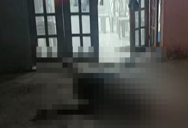Homem entra em igreja para escapar de criminosos e é morto com mais de 10 tiros no meio de culto, em Maceió