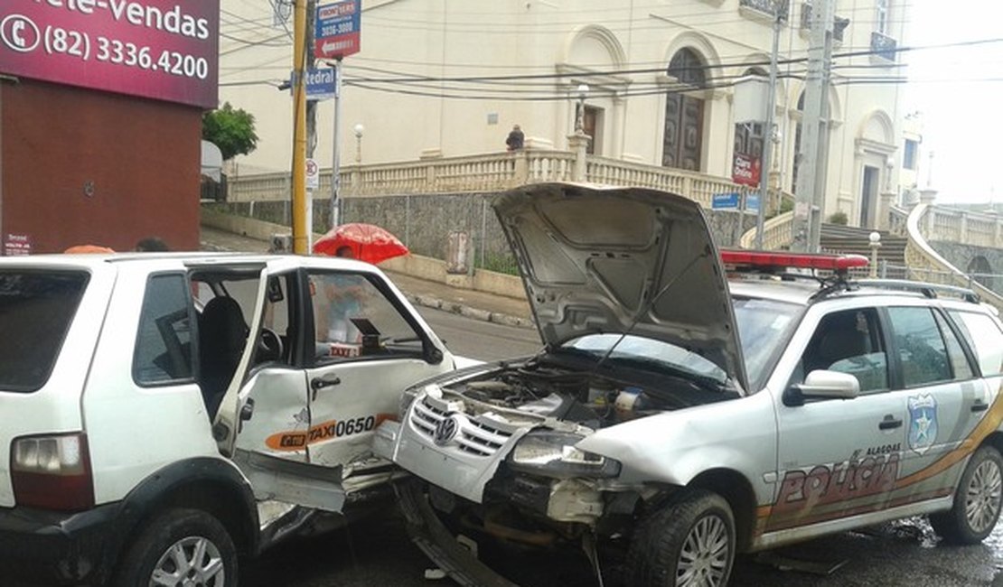 Viatura da Polícia Civil de Alagoas bate em táxi no centro de Maceió