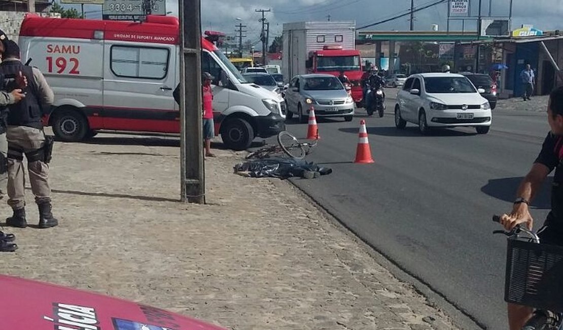 Ciclista morre atropelado por carreta na Avenida Menino Marcelo, em Maceió