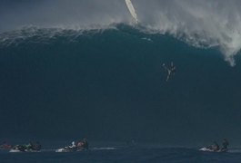 [Vídeo] Havaiano sofre queda livre de onda gigante em Jaws