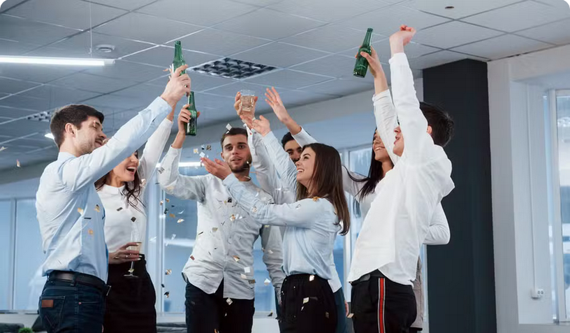 Festa da firma: Pode beber, flertar e dançar? Veja como curtir sem se arrepender no dia seguinte