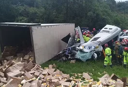 Carreta roubada tomba sobre van com passageiros que voltavam de culto e seis pessoas morrem