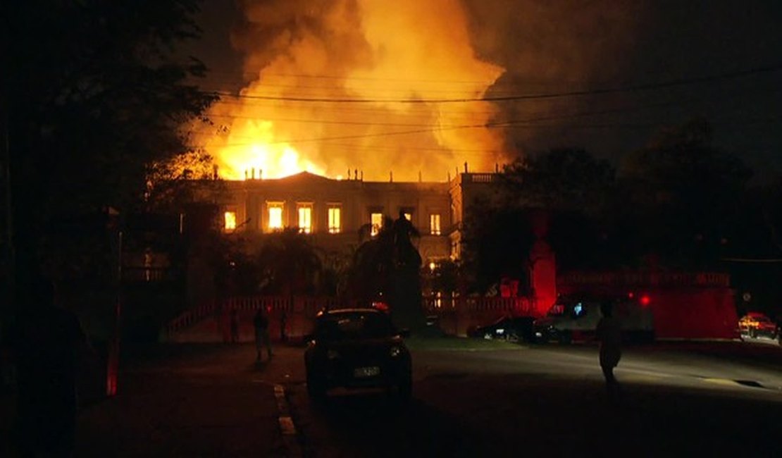 Incêndio de grandes proporções destrói o Museu Nacional, no Rio de Janeiro