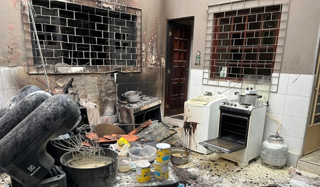 Incêndio iniciado após troca de gás de cozinha destrói parte de residência