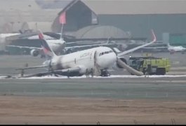 Avião prestes a decolar bate em caminhão e pega fogo em aeroporto no Peru