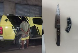 Portando faca suja de sangue, idoso é preso por agressão contra mulher, no Sertão de Alagoas