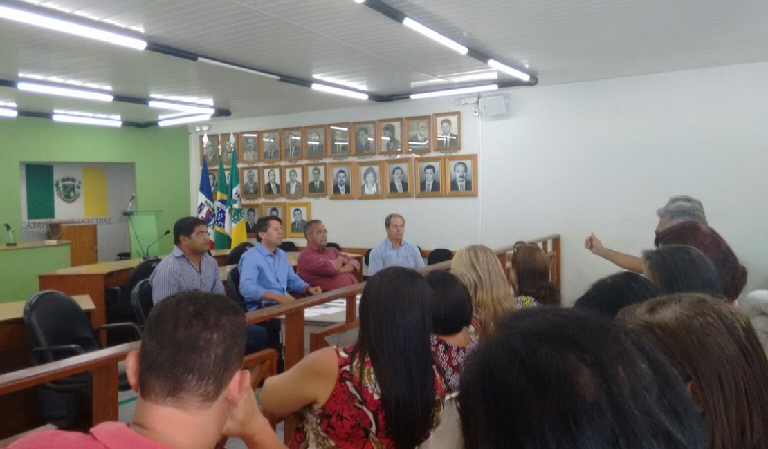 Mesa Diretora da Câmara Municipal de Arapiraca reúne-se com servidores da Casa