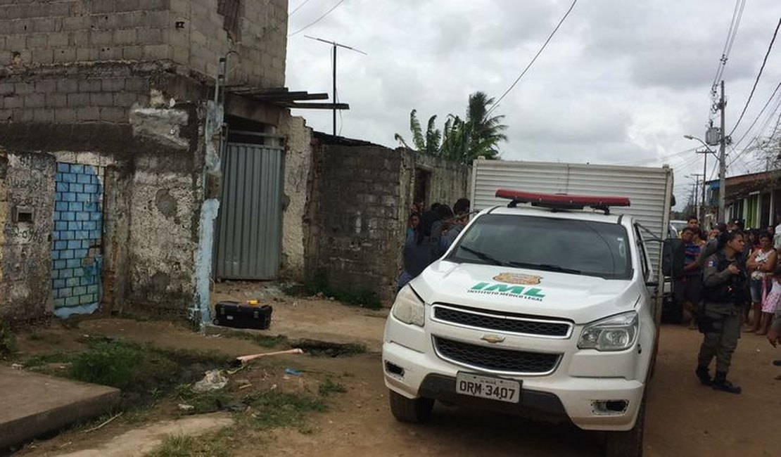 Bandidos invadem casas e matam três da mesma família