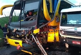 Caminhão colide em dois ônibus de turismo e vítima fica presa às ferragens na AL-101 Norte