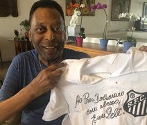 Pelé faz dedicatória em camisa do Santos para Bolsonaro