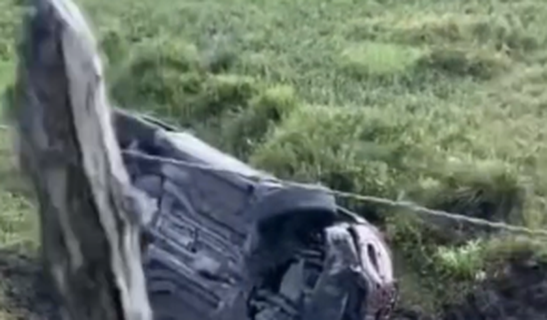 Carros caem em ribanceira após colisão durante ultrapassagem em Murici; quatro pessoas ficam feridas