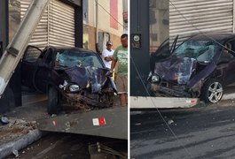 Carro derruba poste e entra em escritório no Centro de Arapiraca