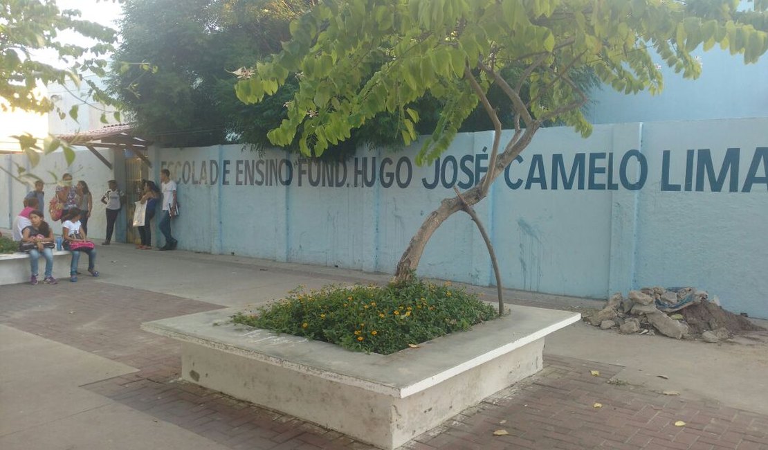 Mãe de aluno denuncia infraestrutura precária de escola municipal de Arapiraca