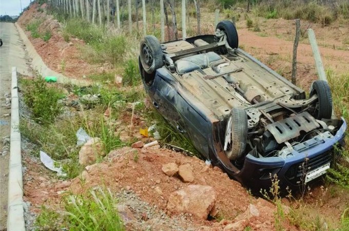 Jovem perde controle de carro e sofre acidente na AL-115, em Arapiraca