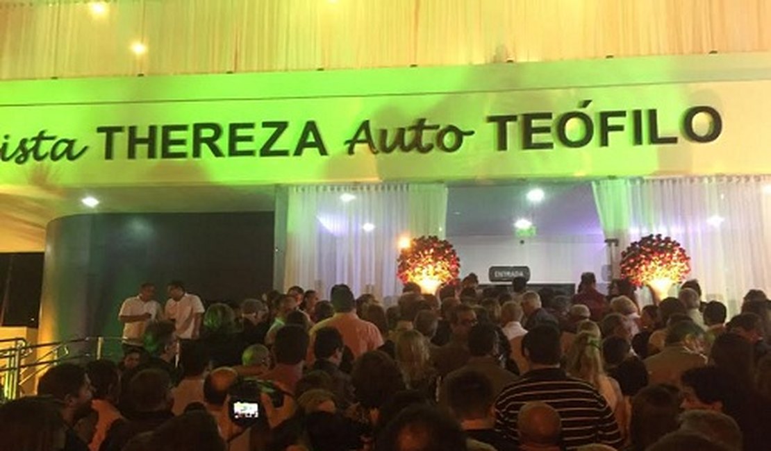 Teatro Thereza Auto Teófilo é inaugurado em noite de homenagens