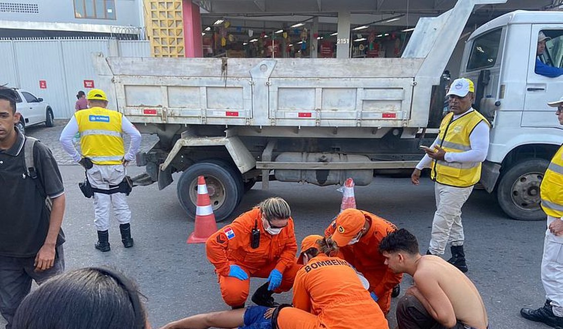 Jovem fica ferida após acidente entre carro e moto em Maceió