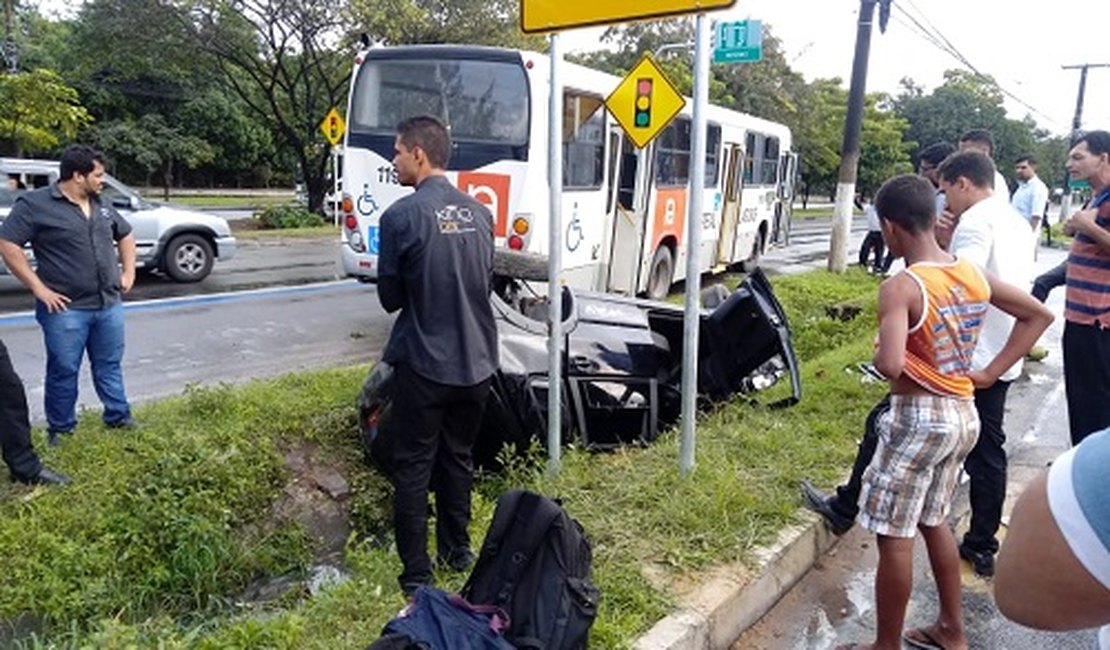 Acidente leva veículo a ser arremessado para canteiro central de avenida de Maceió