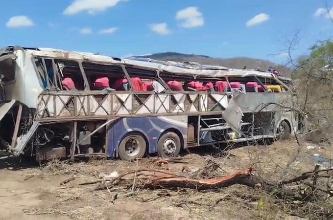 Perícia confirma que ﻿não havia falhas mecânicas em ônibus de romeiros de Coité do Nóia que capotou no Sertão alagoano