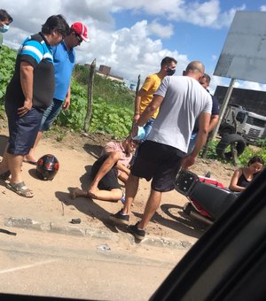 Vídeo: Casal fica ferido em colisão com carro em Arapiraca