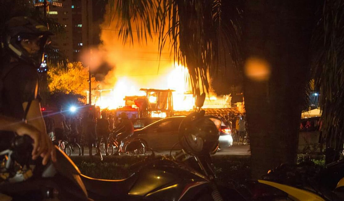 Incêndio de grandes proporções atinge favela no Recife; veja vídeo