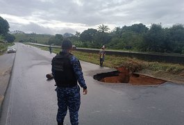 Força da chuva abre cratera em trecho da BR 101, em Joaquim Gomes
