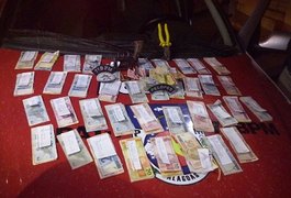 PM prende dupla com arma, drogas e R$ 7 mil reais roubados de casa comercial em Santana