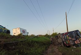 Integrante da equipe de Devinho Novaes morre no hospital após acidente com ônibus do cantor em São Sebastião