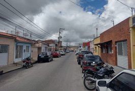 Dupla armada assalta loja e foge com produtos, dinheiro e celulares de clientes em Arapiraca