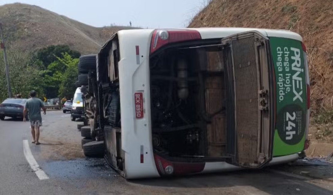 No RJ, ônibus com time de futebol americano tomba e mata 3 pessoas