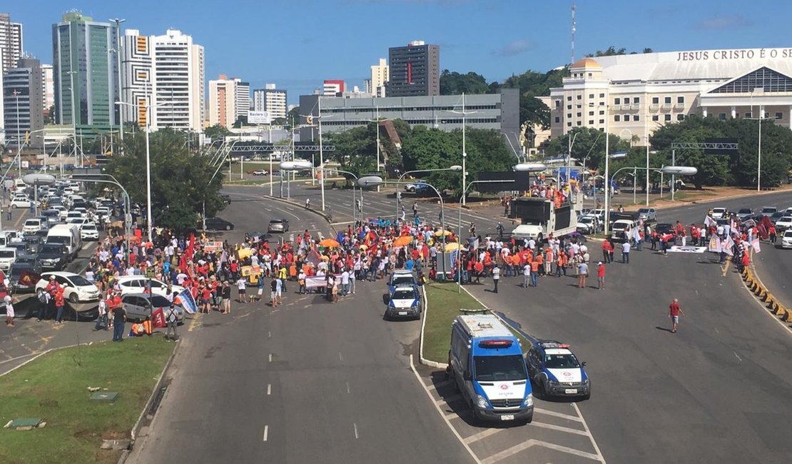 Protestos e paralisações são registrados por todo o País nesta sexta-feira