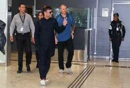 Ricky Martin chega ao Brasil com novo namorado e esbanja simpatia em aeroporto